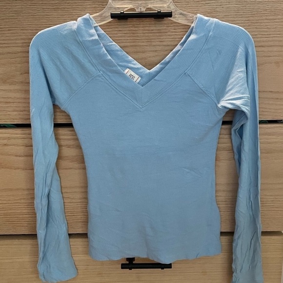 NWOT Urban Outfitters BDG Shannen Off-The-Shoulder Long Sleeve Tee Light Blue - Picture 4 of 7